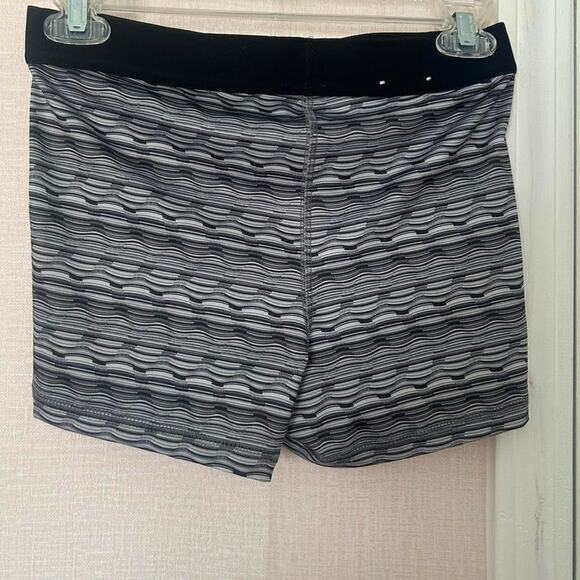 Grey and black sportswear shorts - Picture 6 of 7